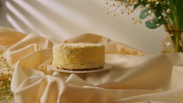 Delicioso Pastel Esponja Cremoso Recién Hecho Con Chocolate Blanco Virutas — Vídeo de stock