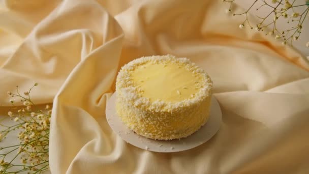 Lezat Yang Baru Dibuat Krim Sponge Kue Dengan Coklat Putih — Stok Video