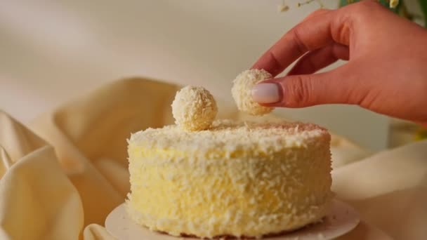 Delicioso Pastel Esponja Crema Fresca Decorada Con Caramelos Virutas Coco — Vídeos de Stock