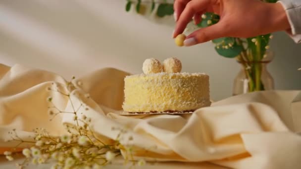 Kue Spons Krim Segar Lezat Yang Dihias Dengan Permen Dari — Stok Video