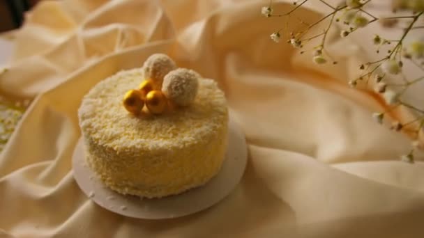 Délicieux Gâteau Éponge Crème Fraîche Décoré Bonbons Dorés Copeaux Noix — Video