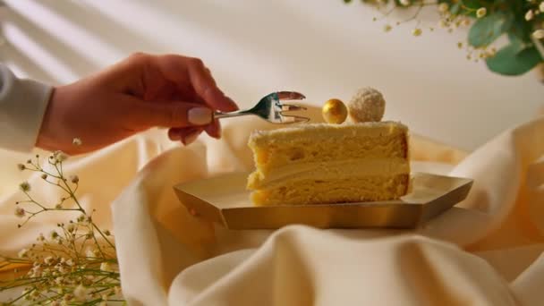 Cortar Trozo Con Tenedor Delicioso Pastel Esponja Crema Fresca Decorado — Vídeo de stock