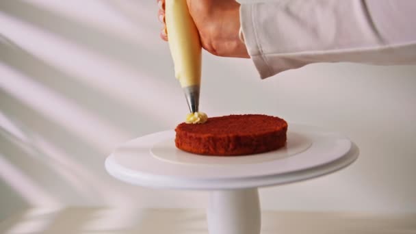 Deliziosa Torta Appena Preparata Red Velvet Sfondo Bianco Torta Decorata — Video Stock