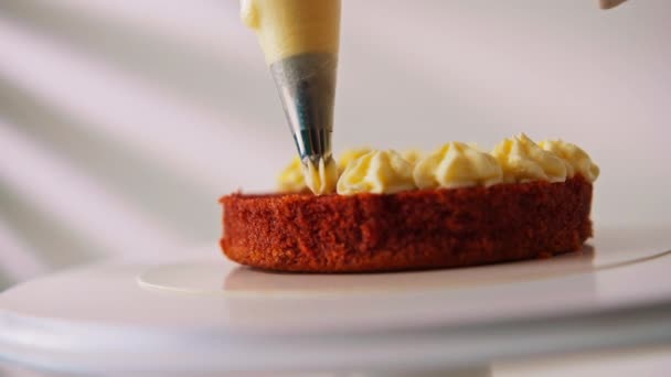 Köstliche Frisch Zubereitete Torte Red Velvet Auf Weißem Hintergrund Verziert — Stockvideo