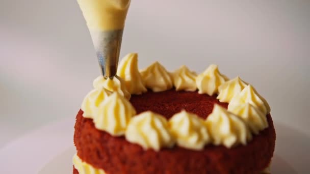Köstliche Frisch Zubereitete Torte Red Velvet Auf Weißem Hintergrund Verziert — Stockvideo
