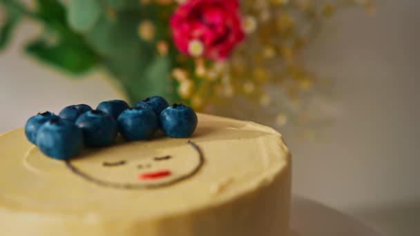 白を基調としたスタンドにブルーベリーケーキで装飾されたおいしい焼きたてのスポンジケーキ弁当花 — ストック動画