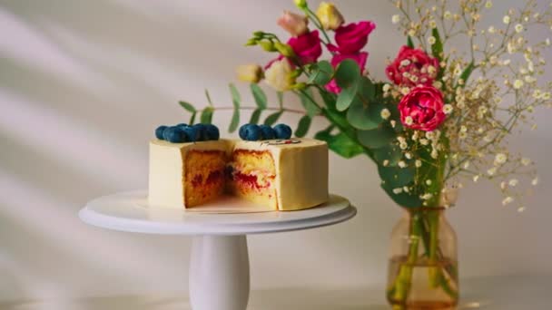 Pyszne Świeżo Przygotowane Ciasto Biszkoptowe Bento Ozdobione Jagodami Plasterkach Jagód — Wideo stockowe