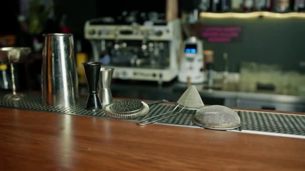 Utensilios Cóctel Jigger Cóctel Mezclador Colador Agitador Concepto Bar Bebidas — Vídeos de Stock