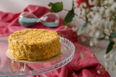 Cam tezgahta taze yapılmış nefis hamur işi Napolyon keki parlak pembe arka plan yakın plan tatlı konsepti