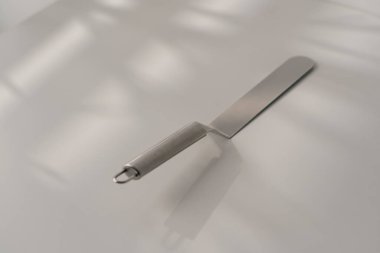 Pasta spatula palet bıçak pişirme kap kekler için masaya yakın plan beyaz arka plan üzerinde
