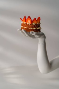 Tereyağlı krema ve çilekle süslenmiş taze ve lezzetli kırmızı kadife kek.