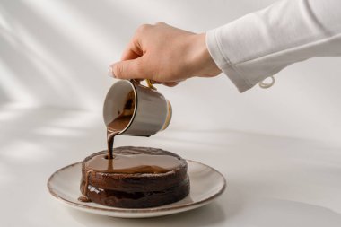 Lezzetli taze çikolatalı kek. Beyaz arka planda bir tabakta. Sıcak çikolatalı tatlı kavramı serpiştirilmiş.