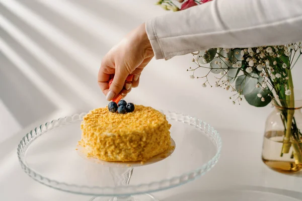 Freshly Prepared Delicious Napoleon Cake Puff Pastry Hand Decorates Dessert — Stock Photo, Image
