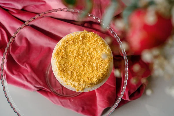 Pastel Napoleon Hojaldre Deliciosa Recién Hecha Soporte Vidrio Rosa Brillante — Foto de Stock