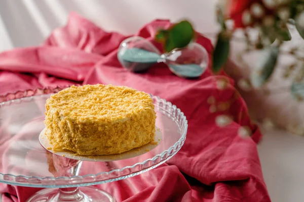 Świeżo Wykonane Pyszne Ciasto Francuskie Ciasto Napoleon Szklanym Stojaku Jasny — Zdjęcie stockowe