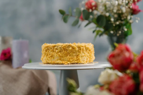 Свежеприготовленный Вкусный Слоеный Пирог Наполеон Белом Стенде Фоне Концепции Цветочного — стоковое фото