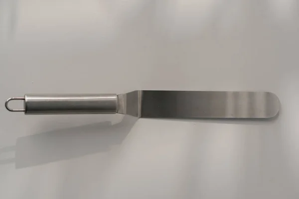 Випічка Шпательського Ножа Приготування Посуду Тортів Столі Білому Фоні Крупним — стокове фото