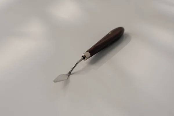 Кондитерский Лопаточный Нож Приготовления Посуды Тортов Столе Белом Фоне Крупным — стоковое фото