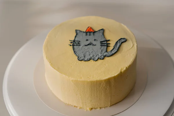 Вкусный Свежеприготовленный Торт Печенья Украшенный Изображением Кота Подставке Белом Фоне — стоковое фото