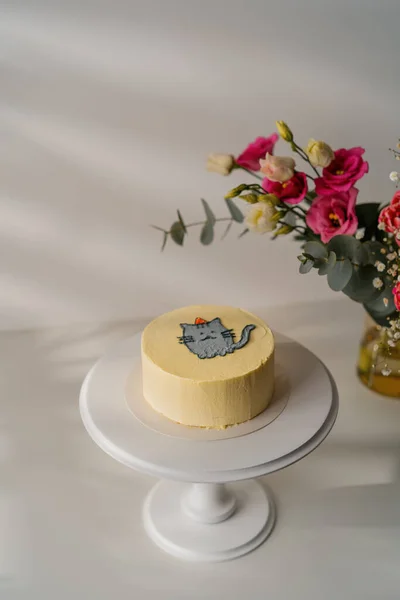 Вкусный Свежеприготовленный Торт Печенья Раскрашенной Кошкой Стоящей Подставке Белом Фоне — стоковое фото