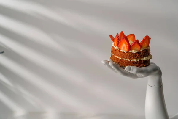 Stück Köstlichen Frisch Zubereiteten Roten Samt Kuchen Der Hand Mit — Stockfoto