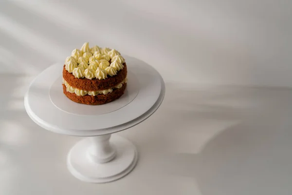 おいしい新鮮な準備バターアイスで飾られた白い背景に赤いベルベットのケーキ — ストック写真