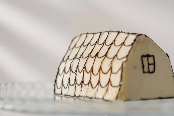 Lezzetli Taze Vişneli Pasta Beyaz Arka Planda Şeffaf Bir Tezgahta — Stok fotoğraf