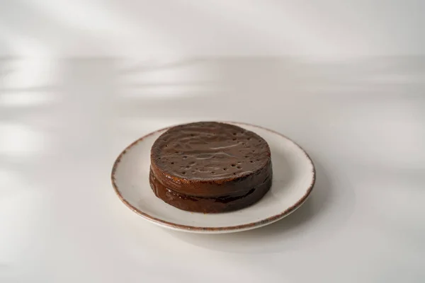 Läcker Nybakad Choklad Sacher Kaka Tallrik Vit Bakgrund Desserter Koncept — Stockfoto