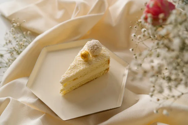 Bucată Tort Delicios Proaspăt Cremă Burete Decorate Bomboane Nucă Cocos — Fotografie, imagine de stoc