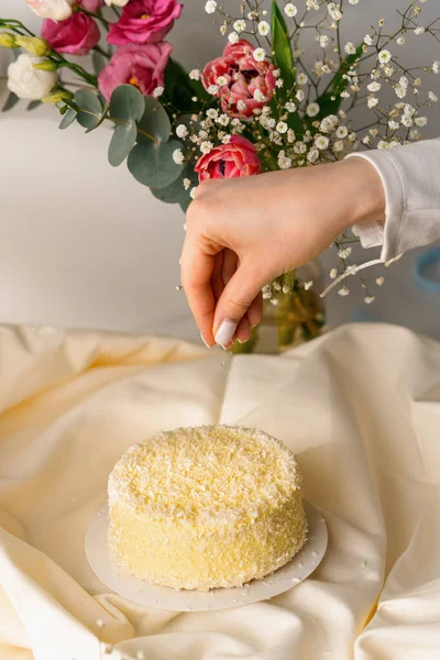 Delicious Freshly Made Sponge Cake Sprinkled Coconut Shavings Background Flowers — Stock Photo, Image