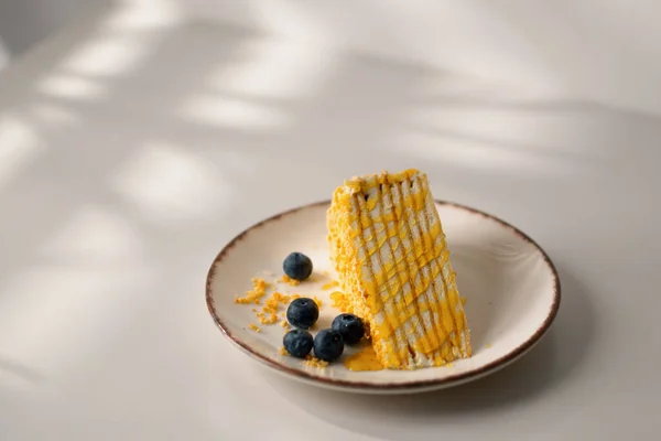 Delicioso Pedazo Pastel Miel Recién Hecho Rociado Con Miel Plato — Foto de Stock