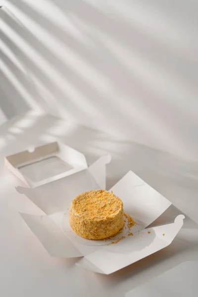 Köstliche Frisch Gebackene Honigkuchen Geschenkbox Auf Weißem Hintergrund Bäckerei Süßes — Stockfoto