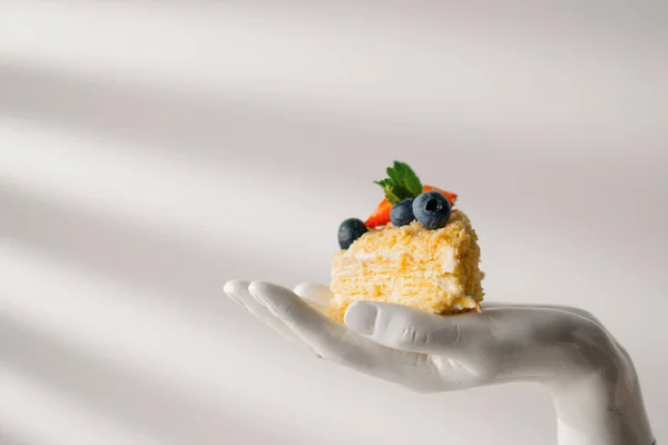 Кусочек Свежеприготовленного Вкусного Слоеного Пирога Наполеон Клубникой Ягодами Белом Фоне — стоковое фото