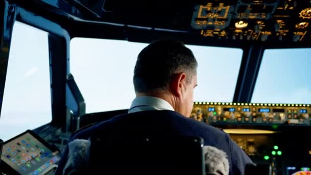 现代客机的飞行从驾驶舱挡风玻璃上俯瞰工作的飞行员 — 图库视频影像