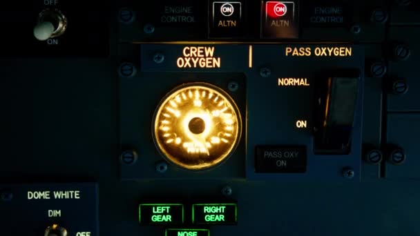 Uçuş Simülatörü Yolcu Uçağının Kokpitindeki Kontrol Seyrüsefer Panelinin Detaylı Bir — Stok video