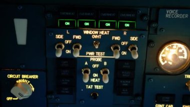 Uçuş simülatörü yolcu uçağının kokpitindeki kontrol ve seyrüsefer panelinin detaylı bir görüntüsü.