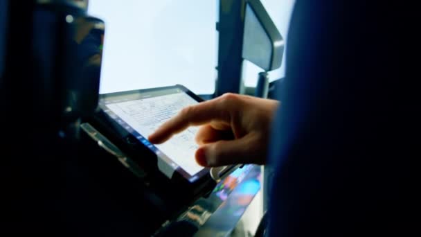 Piloot Houdt Een Tablet Zijn Handen Kijkt Naar Vluchtroute Kiest — Stockvideo