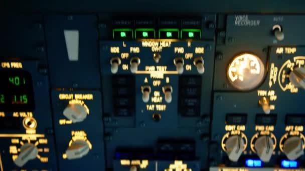 Een Gedetailleerde Opname Van Het Bedienings Navigatiepaneel Cockpit Van Het — Stockvideo