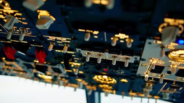 Zbliżenie Panelu Nad Głową Nowoczesnego Samolotu Przyciskami Pokrętłami Sterującymi Wnętrze — Wideo stockowe