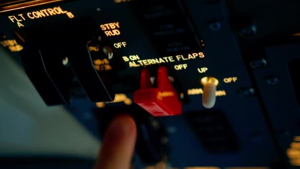 飞机机舱飞行员按下按钮检查飞机的电子设备 准备客机起飞 — 图库视频影像