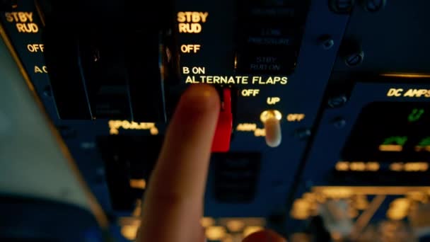 Vliegtuigcabine Piloot Controleert Elektronica Van Het Vliegtuig Door Knoppen Drukken — Stockvideo