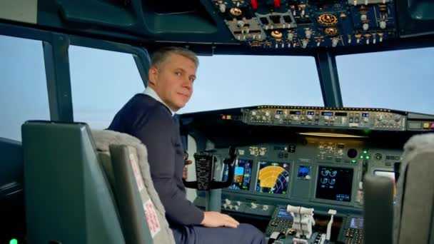 Üniformalı Gülümseyen Uçak Kaptanının Portresi Uçuş Hava Simülatörü Kokpitine Hazırlanıyor — Stok video