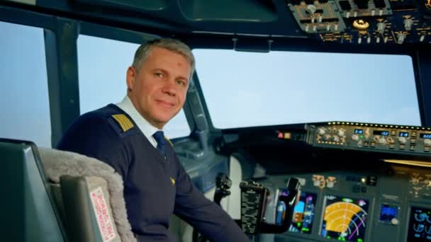 Porträt Eines Lächelnden Flugkapitäns Uniform Der Sich Auf Das Cockpit — Stockvideo