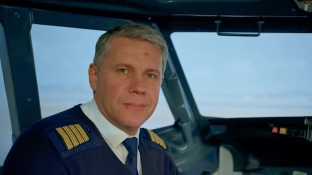 Üniformalı Gülümseyen Uçak Kaptanının Portresi Uçuş Hava Simülatörü Kokpitine Hazırlanıyor — Stok video
