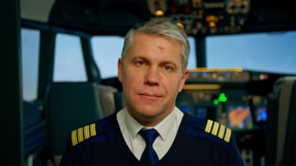 航空模拟器驾驶舱中穿着制服准备飞行的严重机长画像 — 图库视频影像