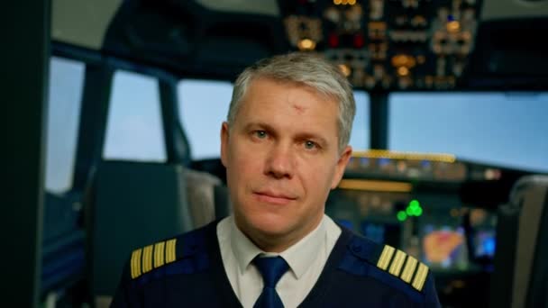 Porträtt Allvarlig Flygplanskapten Uniform Som Förbereder Flygning Cockpit För Flygsimulatorer — Stockvideo