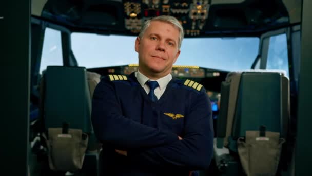身着制服 面带微笑的机长为飞行模拟器驾驶舱作准备的画像 — 图库视频影像