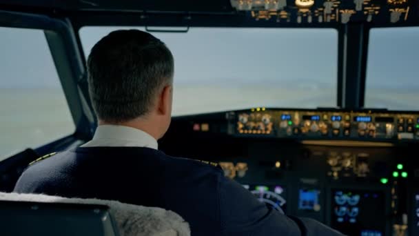 空港の近代的な旅客機の離陸コックピットパイロット作業のフロントビュー — ストック動画