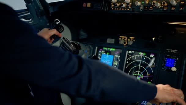 Közelkép Pilóta Kezéről Amint Hajtómű Teljesítményét Csökkentő Sugárhajtású Repülőgép Pilótafülkéjében — Stock videók