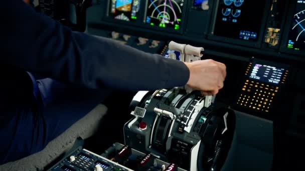 비행기 조종석에서 스로틀을 누르는 조종사의 클로즈업하는 엔진의 동력을 시킨다 — 비디오